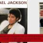 Quand une chaussette sale de Michael Jackson s’envole à 6 200 euros : le secret derrière cette folie collector !